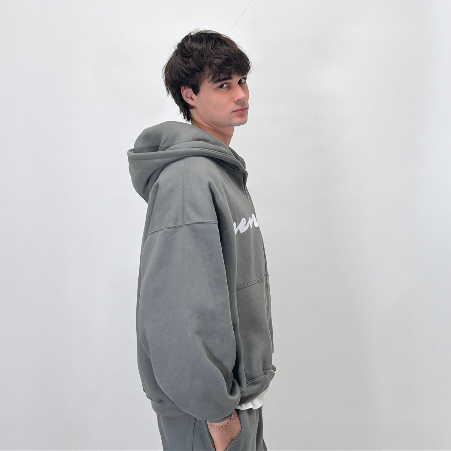 Zip Hoodie Cursive Gris (Boxy Fit)