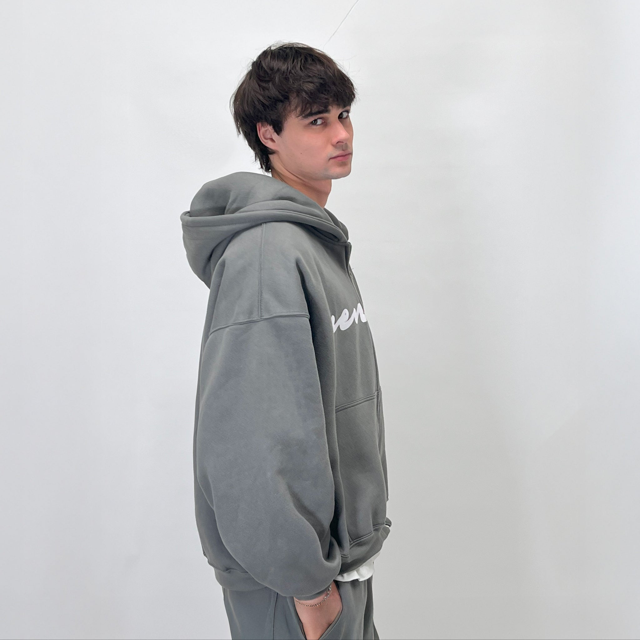 Zip Hoodie Cursive Gris (Boxy Fit)