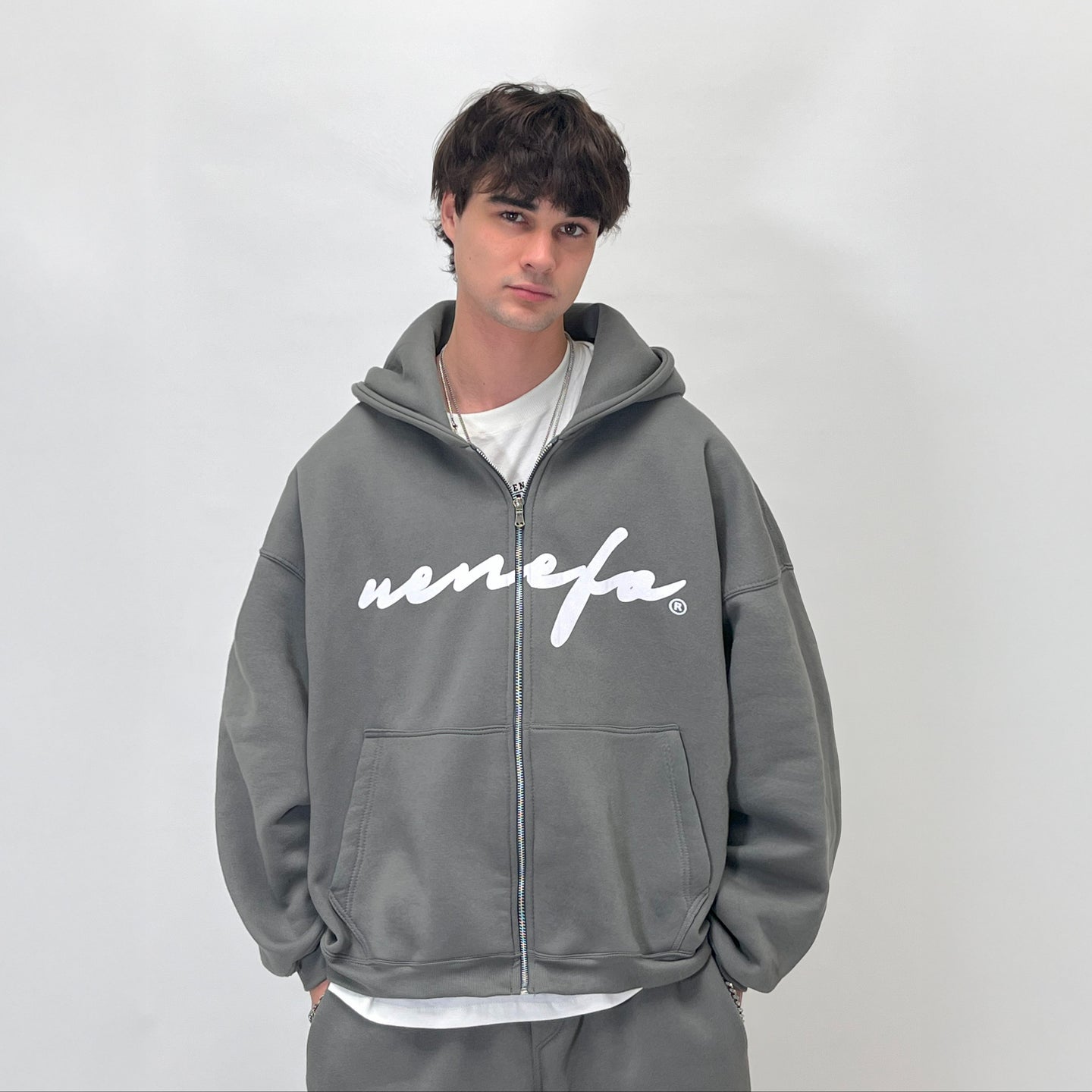 Zip Hoodie Cursive Gris (Boxy Fit)