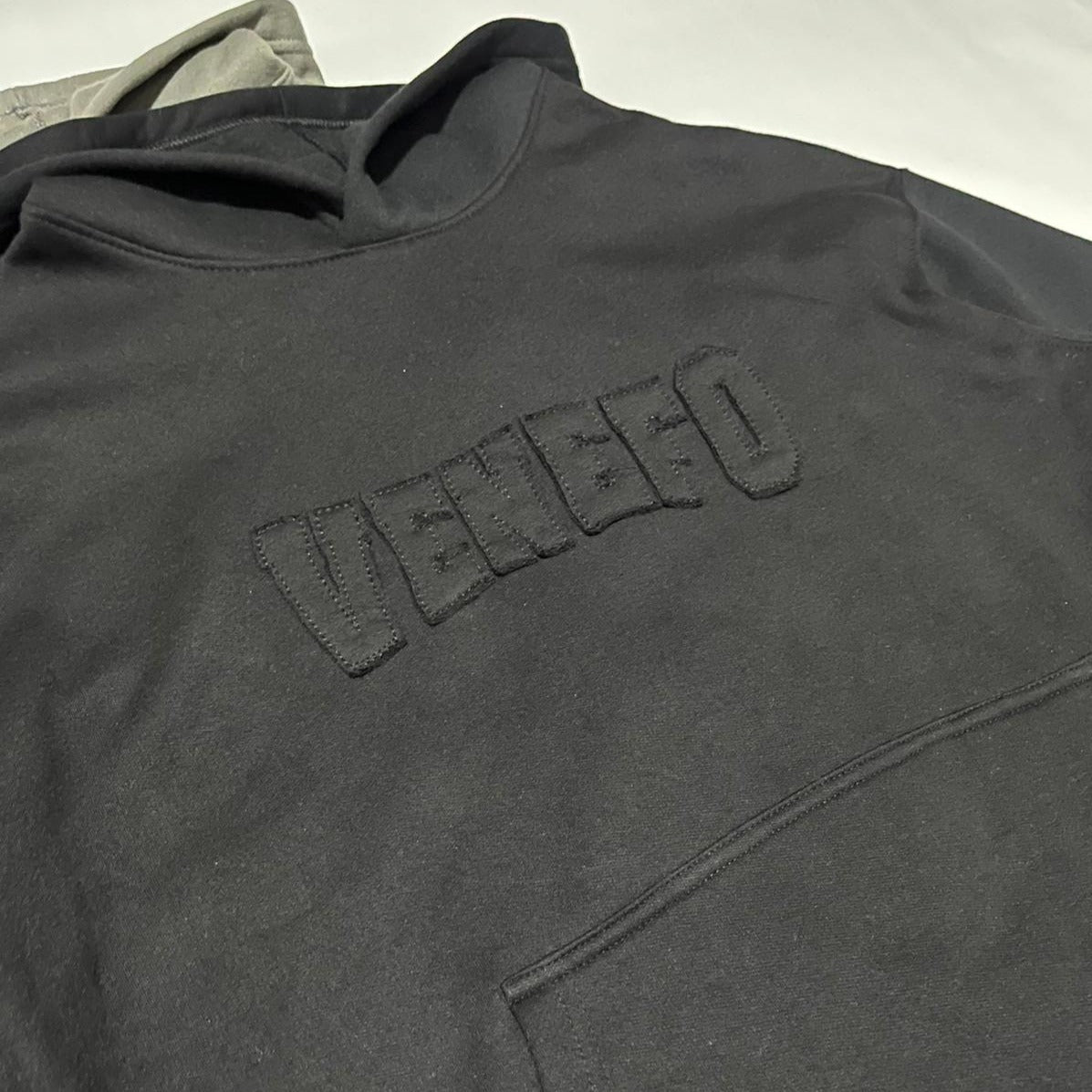 Hoodie VENEFO Negro (Oversize)