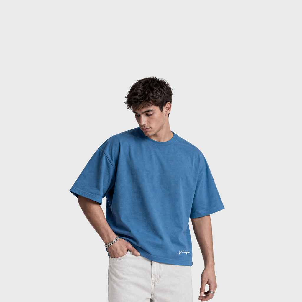 Remera Cursive (Boxy Fit) (Celeste)