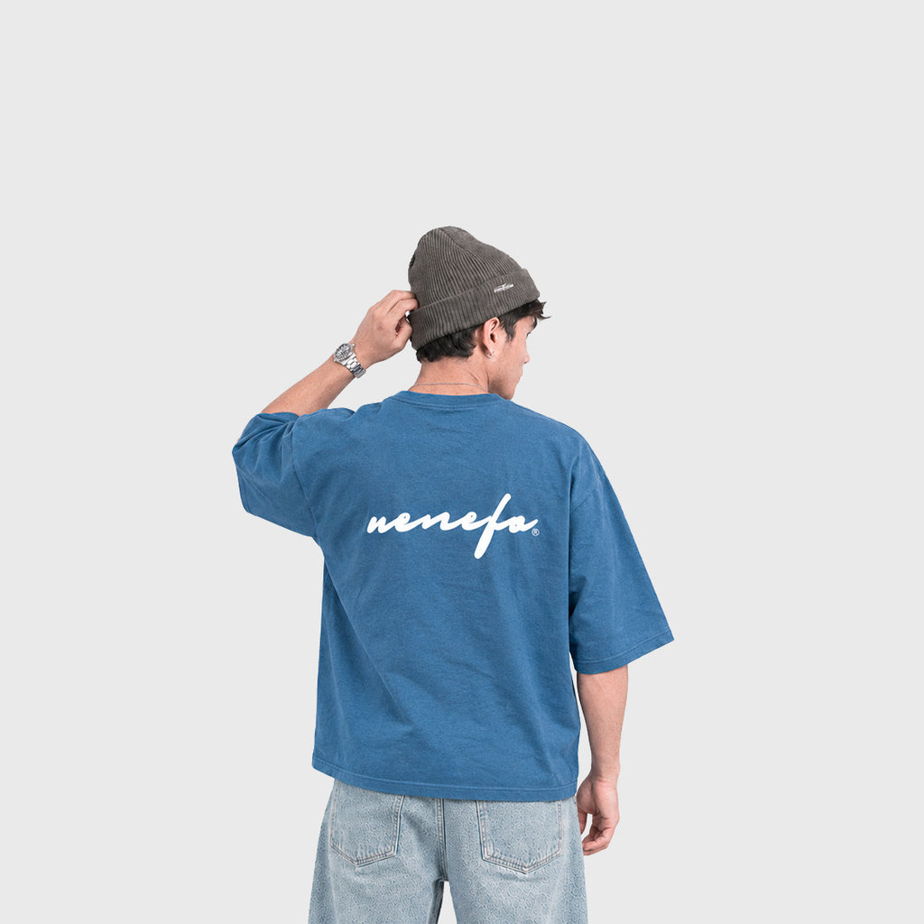 Remera Cursive (Boxy Fit) (Celeste)
