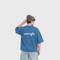 Remera Cursive (Boxy Fit) (Celeste)