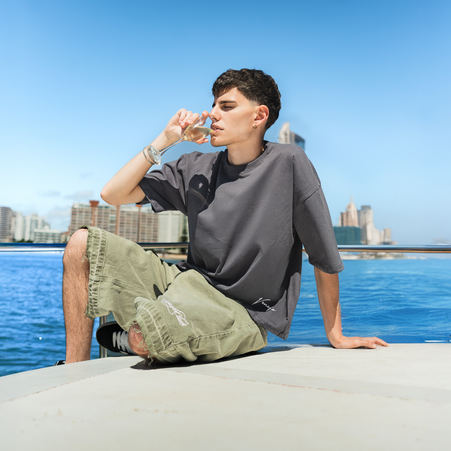 Remera Cursive (Oversize) (Gris)