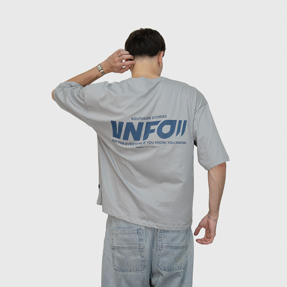 Remera gris oversize de algodón con estampa