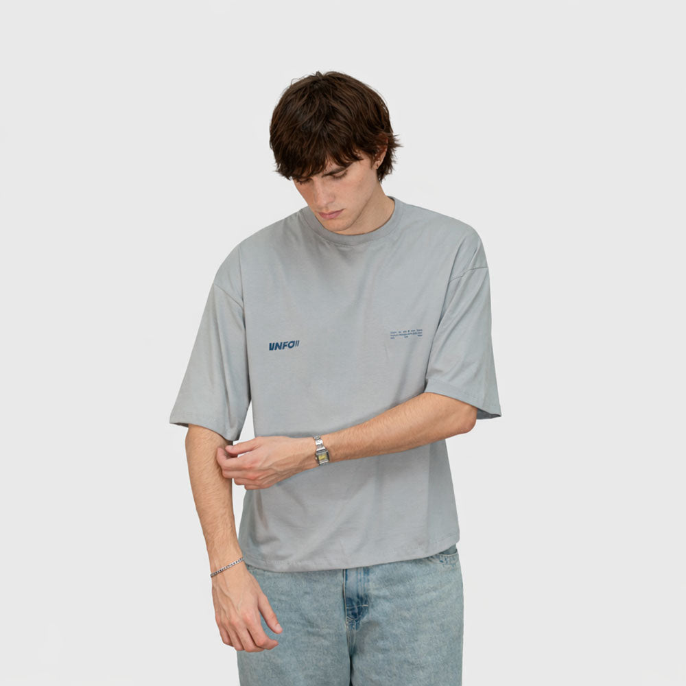 Remera gris oversize de algodón con estampa