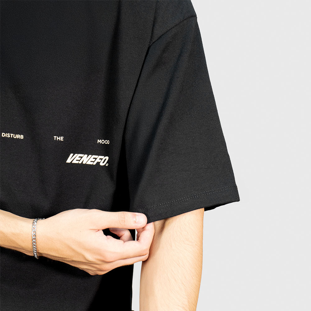 Remera negra oversize de algodón con estampa