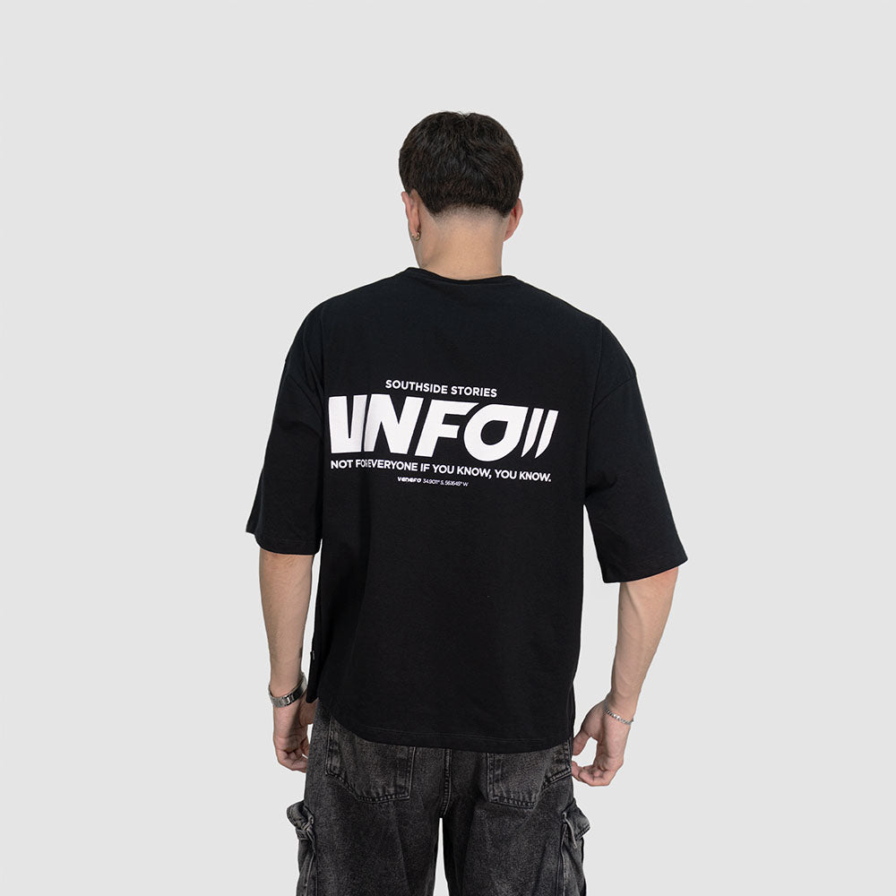 Remera negra oversize de algodón con estampa