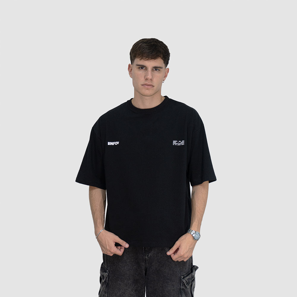 Remera negra oversize de algodón con estampa