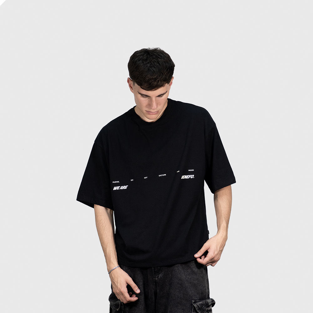 Remera negra oversize de algodón con estampa