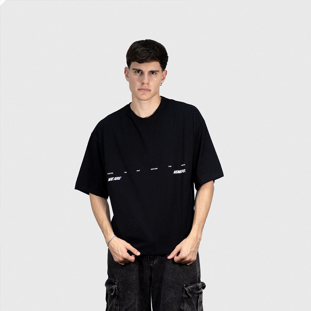 Remera negra oversize de algodón con estampa